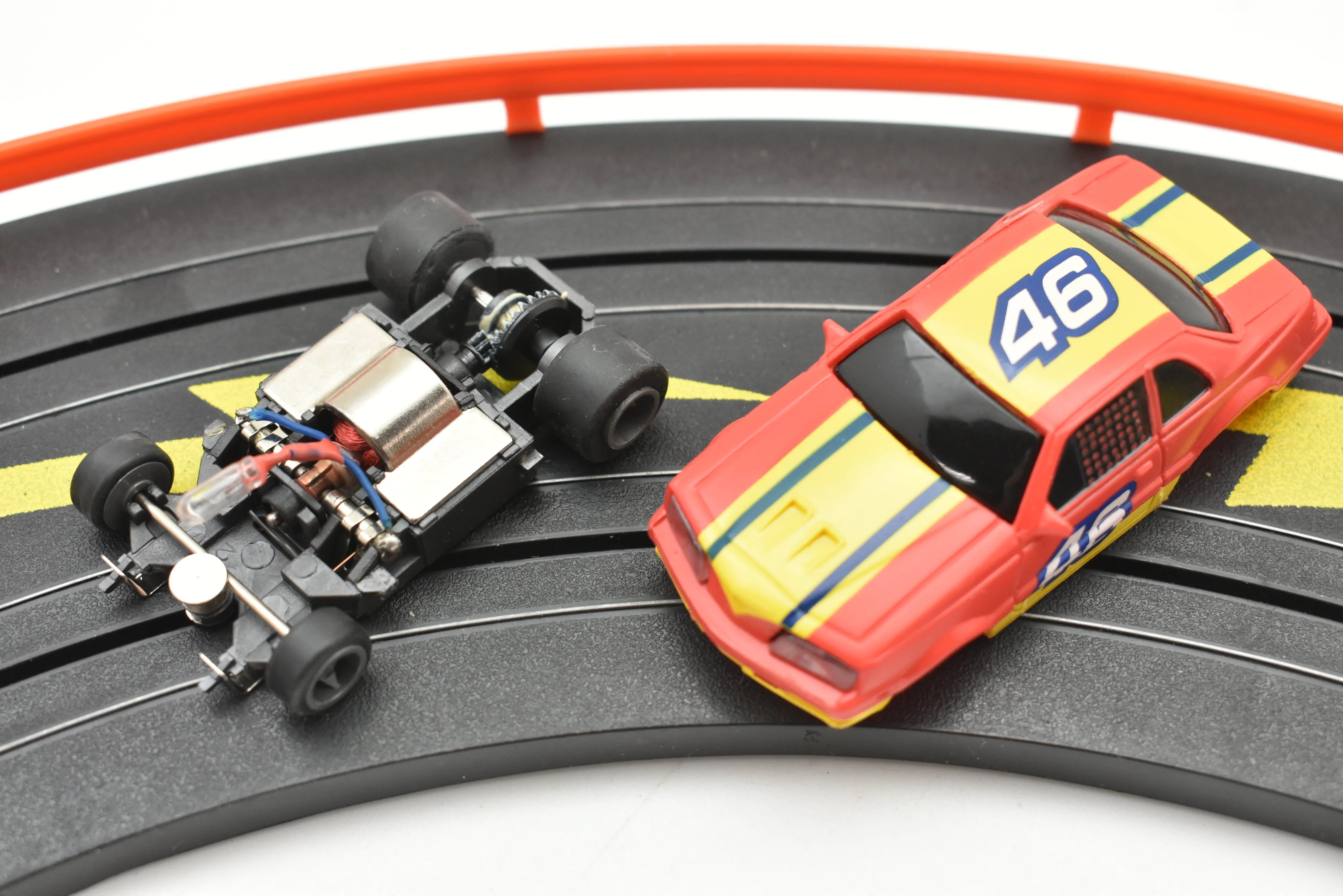 Rokar 46 Generic NASCAR Red/Yellow with Lights | 13017B |  Life-Like 